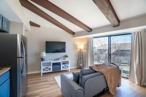 Lakeside Condo w/ Hot Tub & Pool