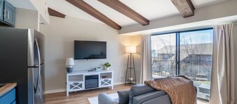 Lakeside Condo w/ Hot Tub & Pool