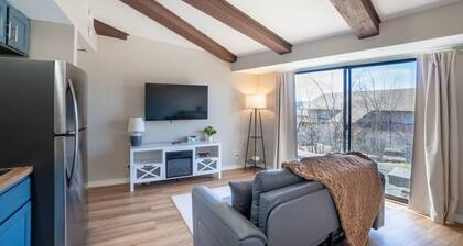 Lakeside Condo w/ Hot Tub & Pool