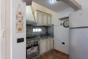 Kühlschrank, Ofen, Herdplatte, Kaffeemühle
