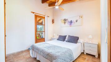 2 slaapkamers, een strijkplank/strijkijzer, gratis wifi, beddengoed