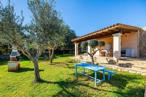 Outdoor dining - Country House 'Can Pascual' with Mountain View, Private Pool and Wi-Fi (Manacor)