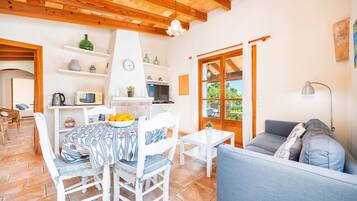 Een televisie en een open haard