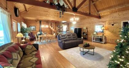 Charmingly Rustic, Mountain River Ranch Cabin