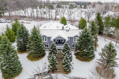 Hilltop Retreat · 2 Acre Estate With Indoor Pool & Hot Tub