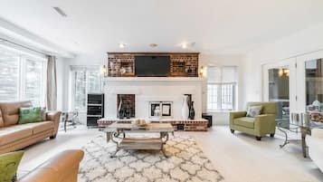 Smart TV, fireplace