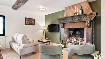 Fernseher, Kamin, Tischtennisplatte