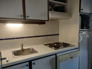 Kjøleskap, oppvaskmaskin, brødrister og kjøkkenutstyr