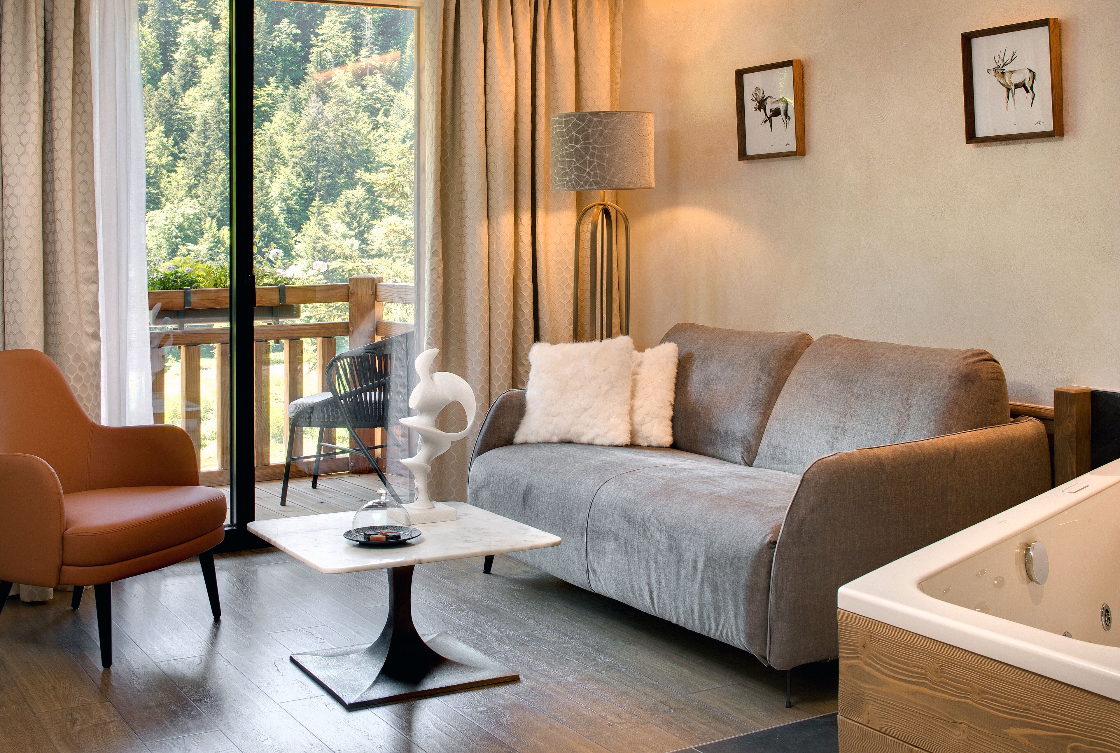 Habitación doble Deluxe, vista a la montaña | Área de sala de estar | Televisión de pantalla plana de 49 pulgadas con canales por cable 