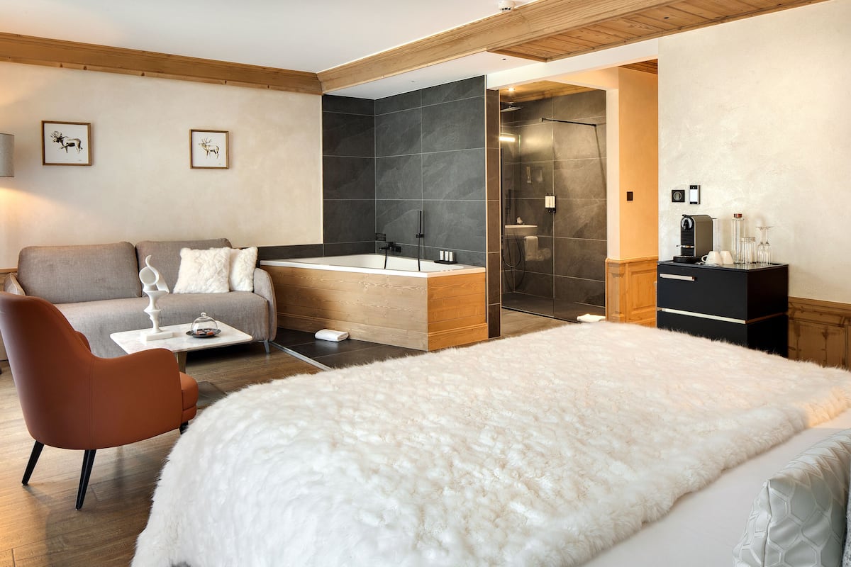 Deluxe Double Room, Mountain View | Premium bedding, pillowtop beds, minibar, in-room safe