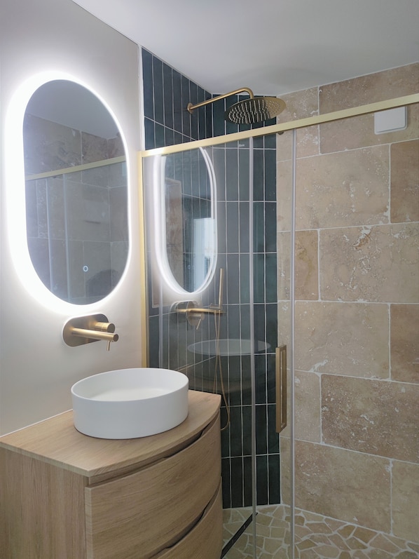 Dusche, Haartrockner, Handtücher, Seife