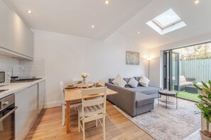 Interior - Featuring garden views, Three-Bedroom Bliss in London (London)