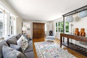 Fernseher, Kamin, Tischtennisplatte, Bücher