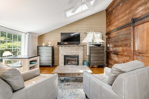 Fernseher, Kamin, Tischtennisplatte, Bücher