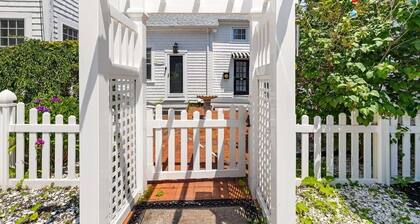Inn Bliss: 167-Y Renovated Antique with coolest barn in town, conveniently located