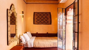 5 室のベッドルーム、WiFi (無料)、ベッドシーツ