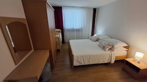 1 bedroom, desk, iron/ironing board, travel cot - A1 – apartment with balcony and the sea view (Seget Vranjica)