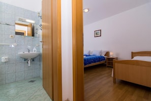 Shower, hair dryer, towels, soap - A1 – apartment with balcony and the sea view (Seget Vranjica)