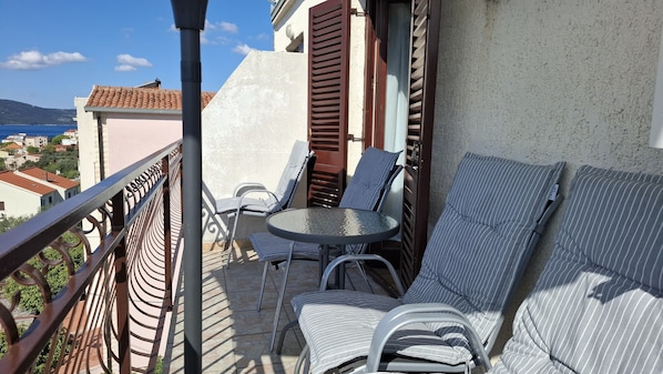 Property grounds - A1 – apartment with balcony and the sea view (Seget Vranjica)