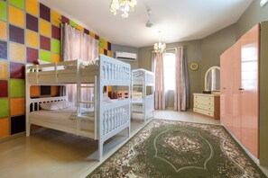 4 bedrooms, iron/ironing board, WiFi, bed sheets
