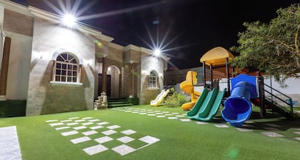 Family Villa -in serene Seeb with Large Garden