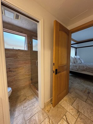 SĂšche-cheveux, serviettes fournies, savon, papier toilette
