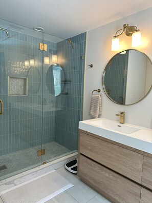 Dusj, hårføner, håndklær og toalettpapir