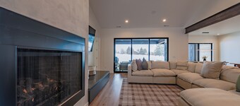 Walnut Ridge Family Retreat with Hot Tub and Golf Near Jackson WY Sleeps 16