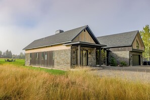 Exterior - Family Getaway with Private Hot Tub + Near Tetons Sleeps 16 (Star Valley Ranch)