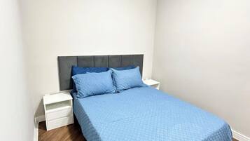 1 habitación, tabla de planchar con plancha, wifi y ropa de cama