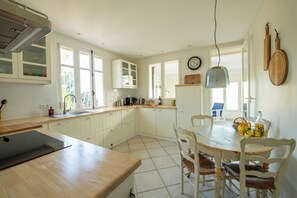 Een koelkast, een kookplaat, een vaatwasser