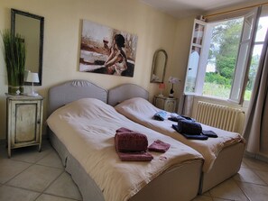 3 slaapkamers, een kluis op de kamer, een bureau