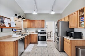Fridge, microwave, oven, stovetop - Vacation Home in Albany (Albany)