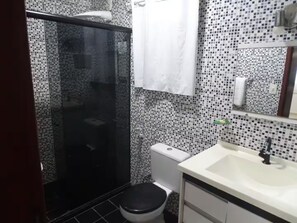 Shower, towels, soap, toilet paper - Sítio Recanto dos Pássaros (Bom Jardim)