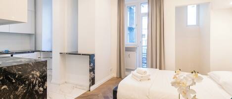 Iron/ironing board, WiFi, bed sheets