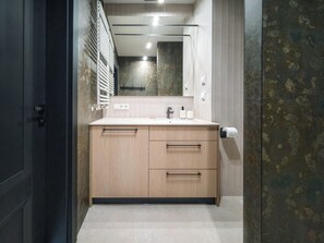 Shower, free toiletries, hair dryer, towels