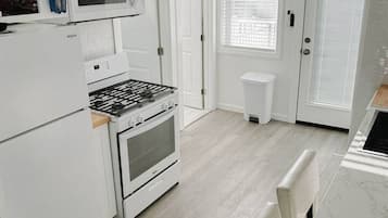 Køleskab, mikrobølgeovn, ovn, kogeplade