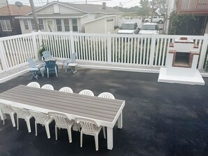 Outdoor dining - Graceland - Steps to the Beach (Salisbury)