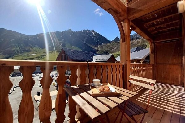 A wooden deck with a table and benches, overlooking a mountainous landscape. - Austral - Chalet des Etoiles - La Mongie (Bagnères-de-Bigorre)