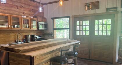 Cozy cabin in beautiful White Springs with WiFi,