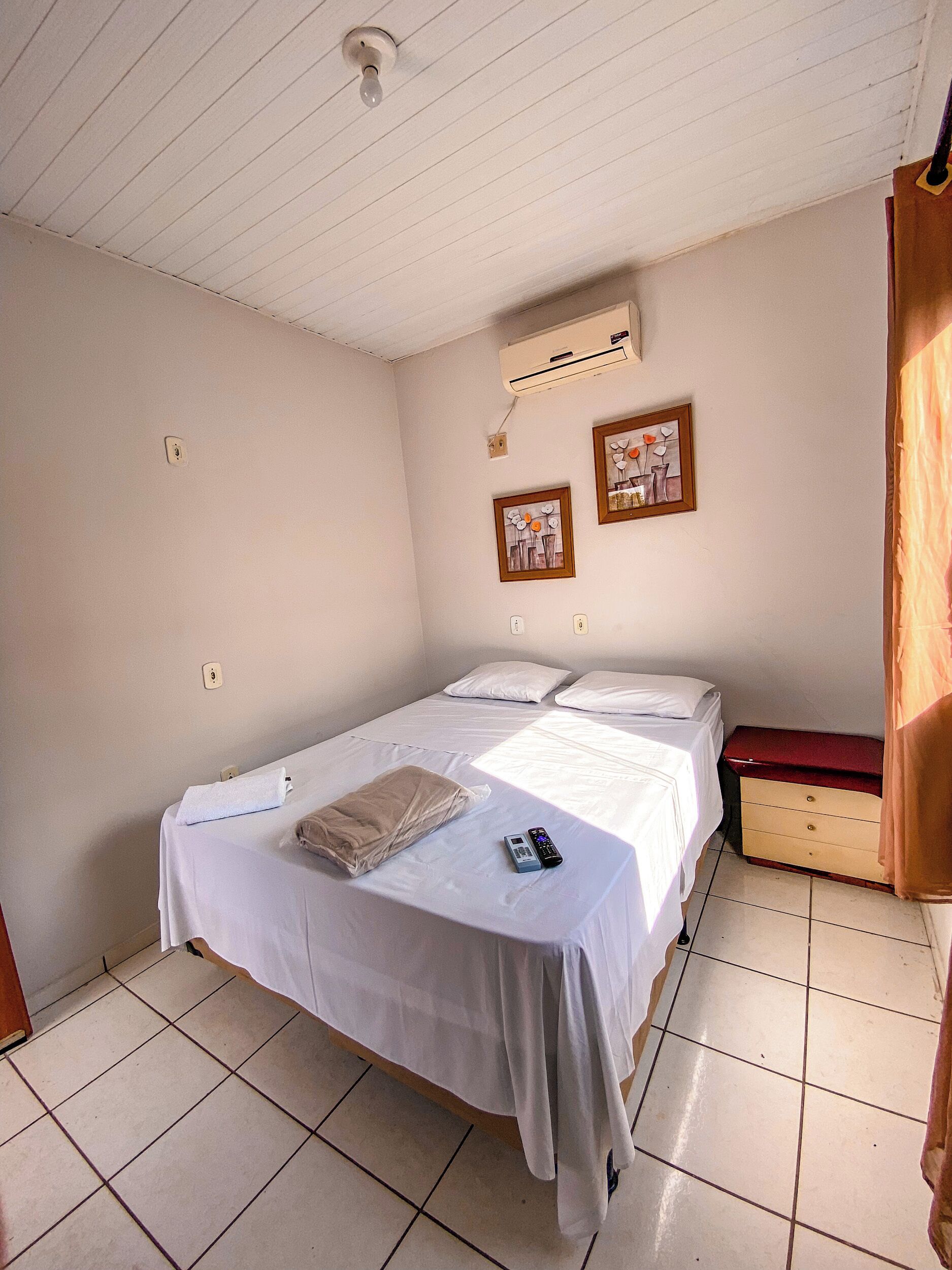 Phòng đơn | Bàn, khu vực làm việc phù hợp cho laptop, màn/rèm cản sáng 