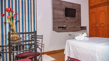 Habitación doble de uso individual | Escritorio, espacio para trabajar con laptop y cortinas blackout