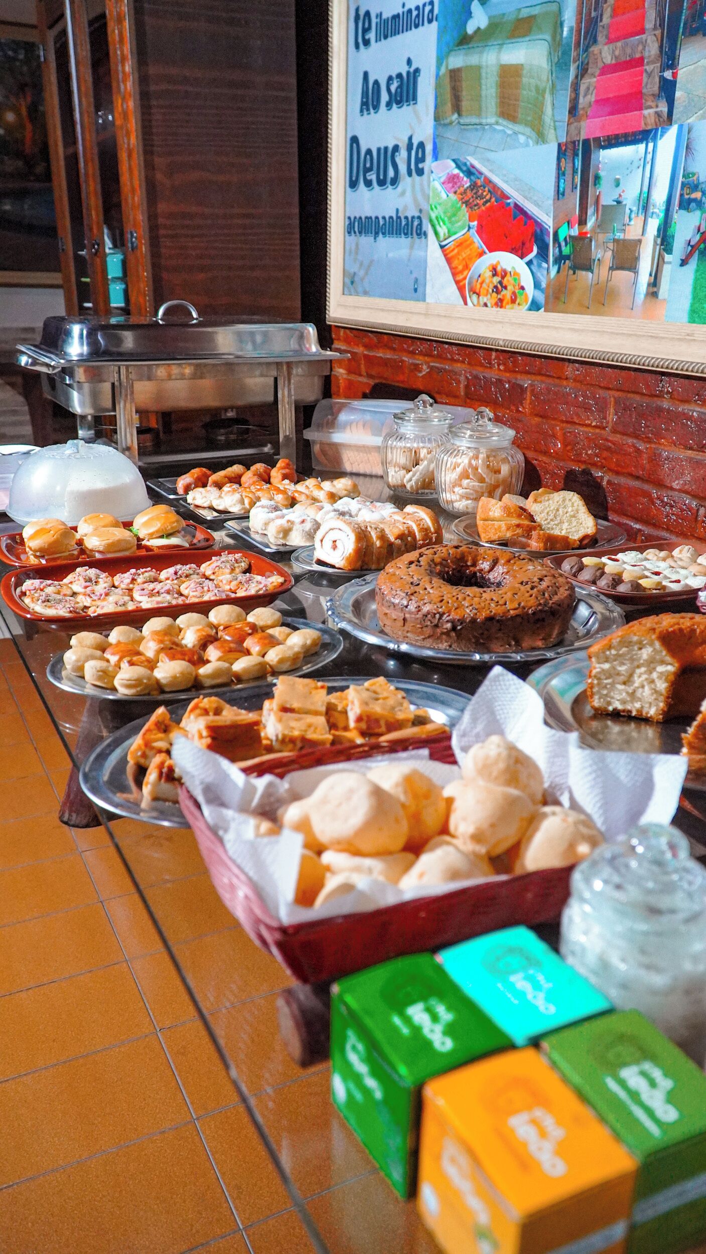 Una mesa de buffet con diferentes alimentos y salsas.