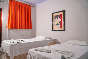 Escritorio, espacio para trabajar con laptop y cortinas blackout 