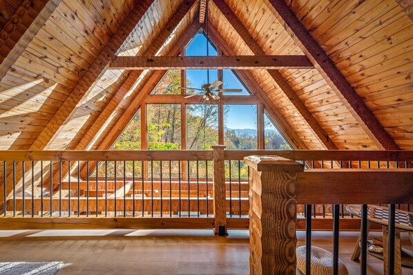 Interior - Location, Mountain Views, Secluded, Hot Tub, Putt Putt, Firepit, Large Back Yard (Gatlinburg)