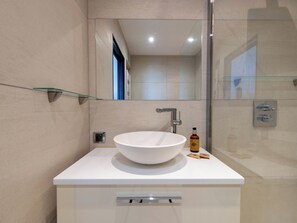 Douche, séchoir à cheveux, serviettes fournies