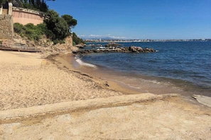 Beach - Apartment with Terrace, Pool & Beach Access (Vallauris)