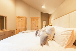 2 bedrooms, free WiFi, bed sheets - TimberWolf Den+Hot Tub, Lodge near Canyons Ski Resort/Golf Course sleeps 6 (Park City)
