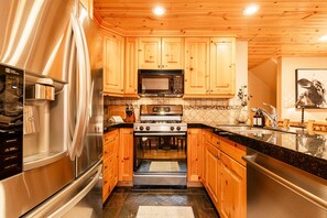 Fridge, microwave, oven, stovetop - TimberWolf Den+Hot Tub, Lodge near Canyons Ski Resort/Golf Course sleeps 8 (Park City)