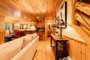 TV, fireplace - TimberWolf Den+Hot Tub, Lodge near Canyons Ski Resort/Golf Course sleeps 8 (Park City)
